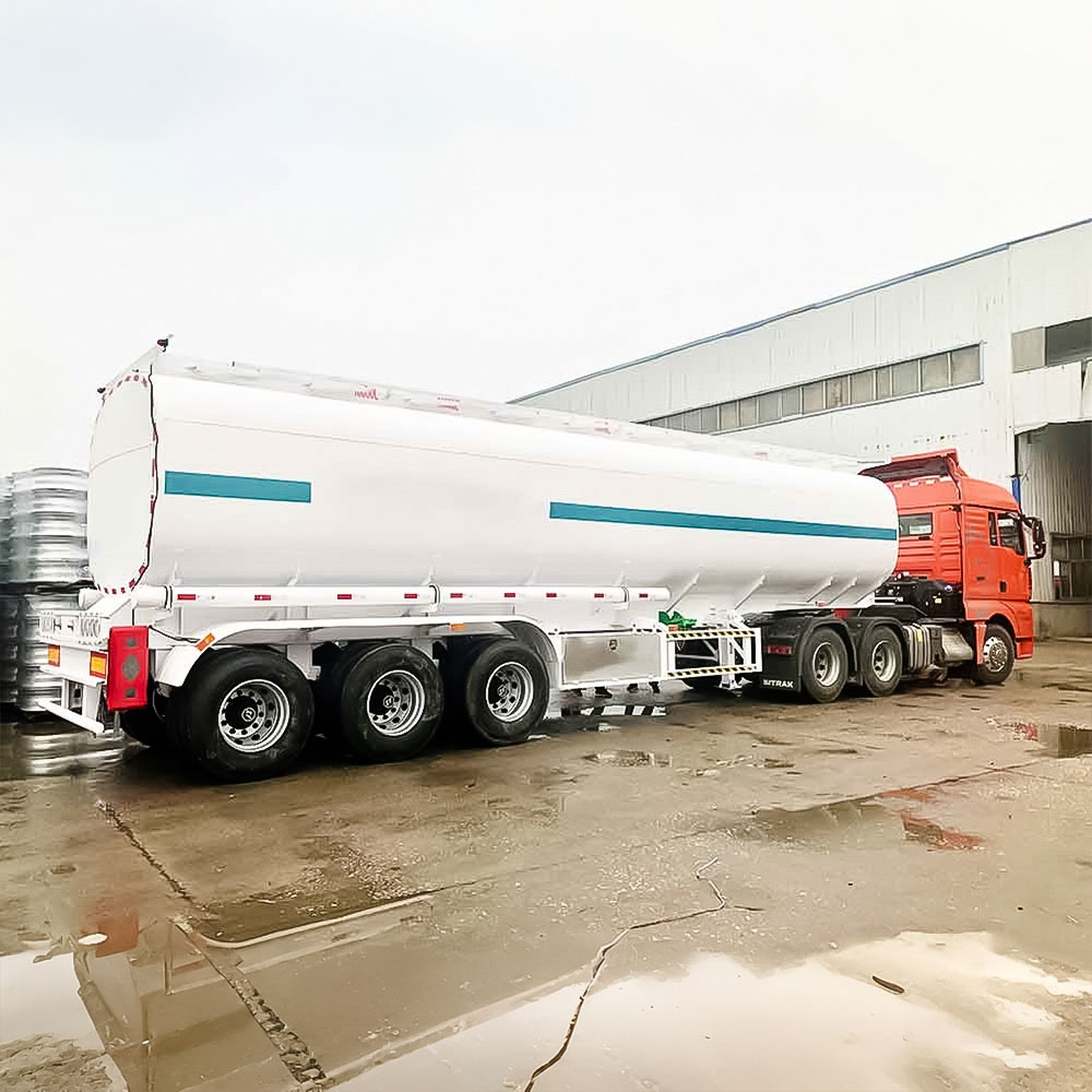 Camión cisterna de combustible de acero al carbono de 3 ejes y 45,000L