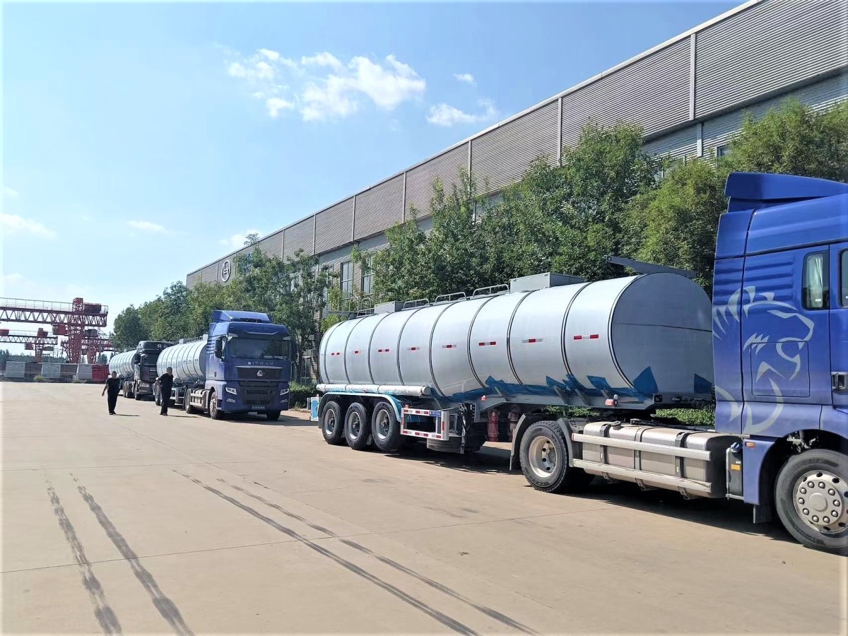 3 axle stainless steel tanker trailer front three quarter view highlighting tank body and chassis structure