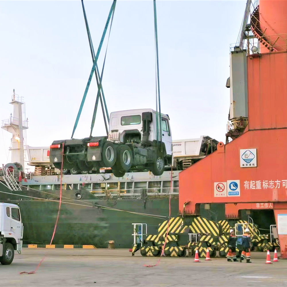 Camión tractor HOWO 6x4 de ZW Group izado en puerto: listo para logística y transporte internacional.