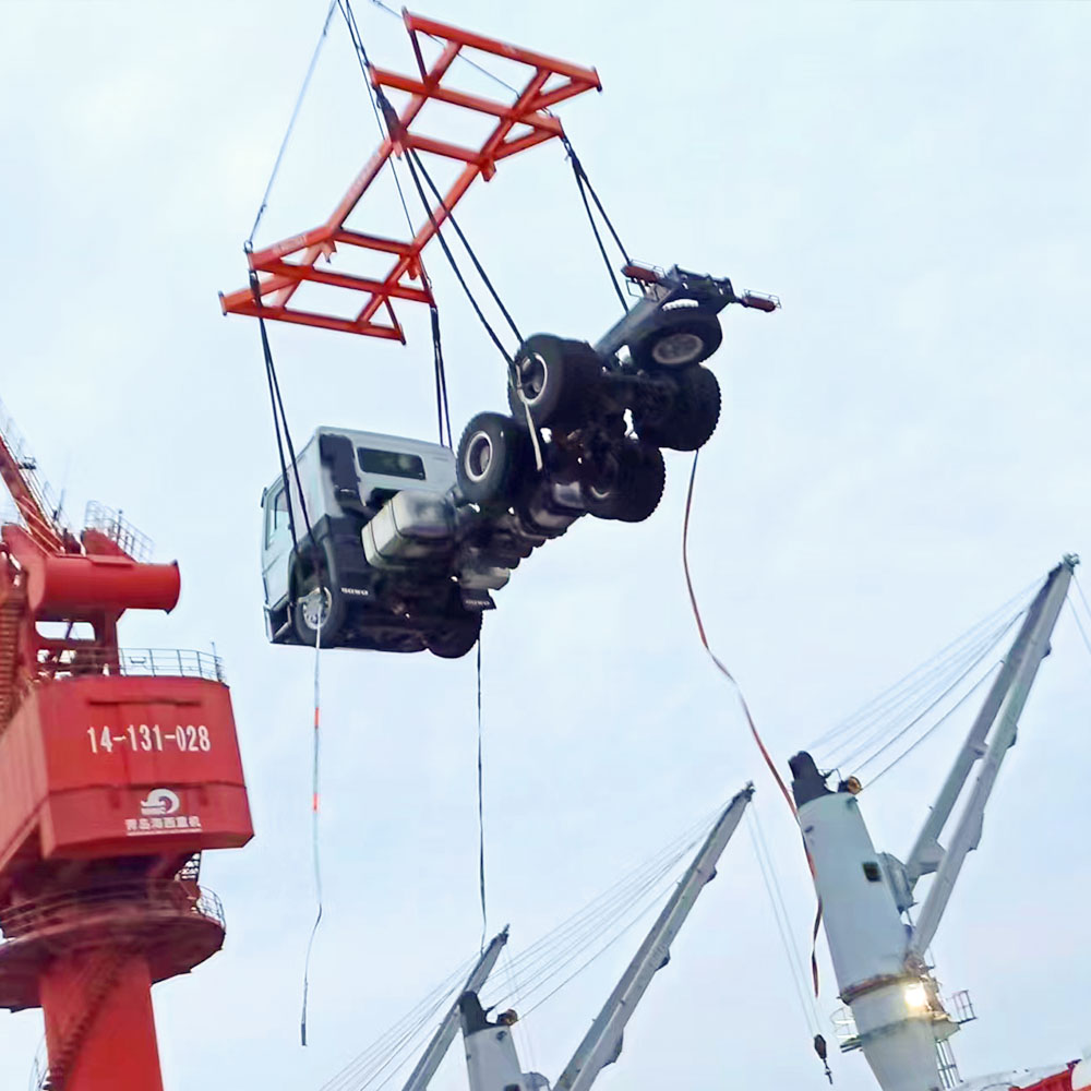 Chasis HOWO 6x4 cargando en puerto: ZW Group suministrando chasis de camión reforzados para exportación global.