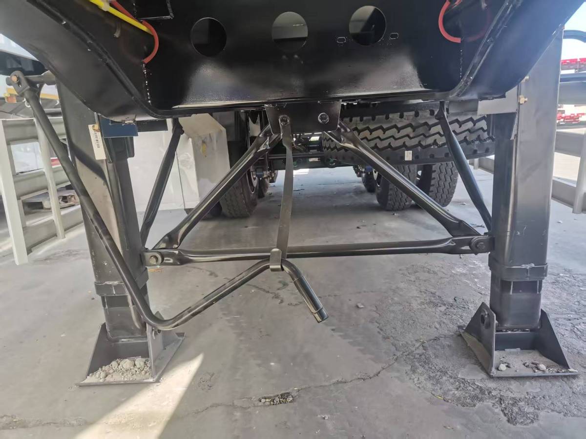 3 axle 30CBM U dump trailer landing gear detail showing heavy duty support