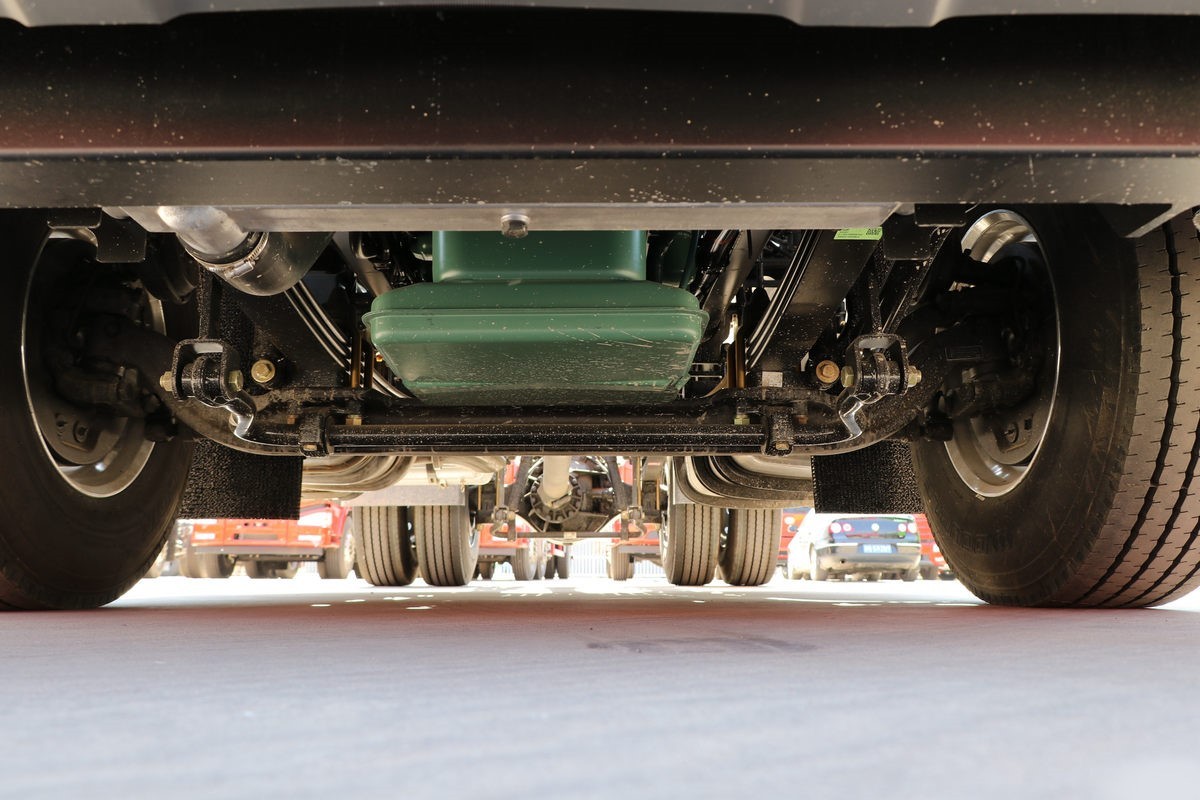 FAW J6P 4×2 tractor truck landing gear and chassis detail showing heavy duty support and frame