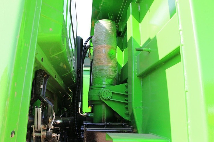 FOTON AUMAN GTL 6×4 dump truck hydraulic system detail showing high performance lifting mechanism