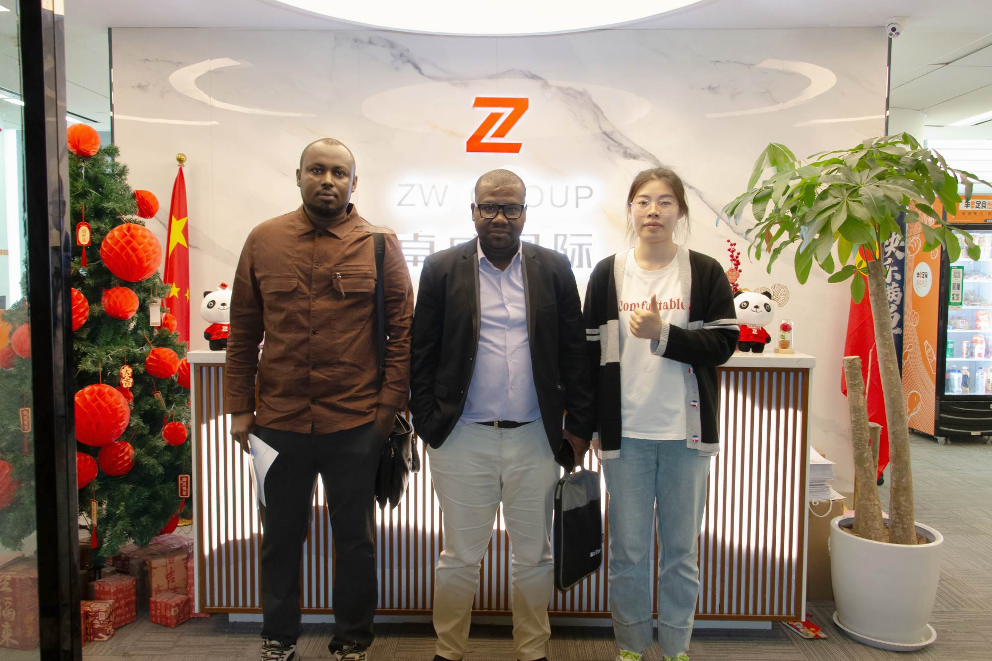 Por qué un cliente de Mali eligió ZW Group para remolque de plataforma y camión Shacman？