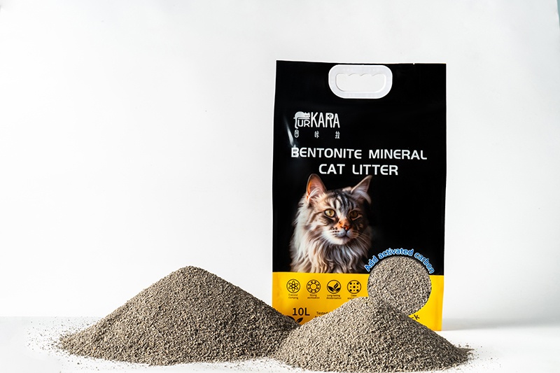 Bentonite clay cat litter