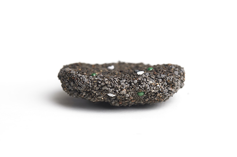 Scented bentonite cat litter