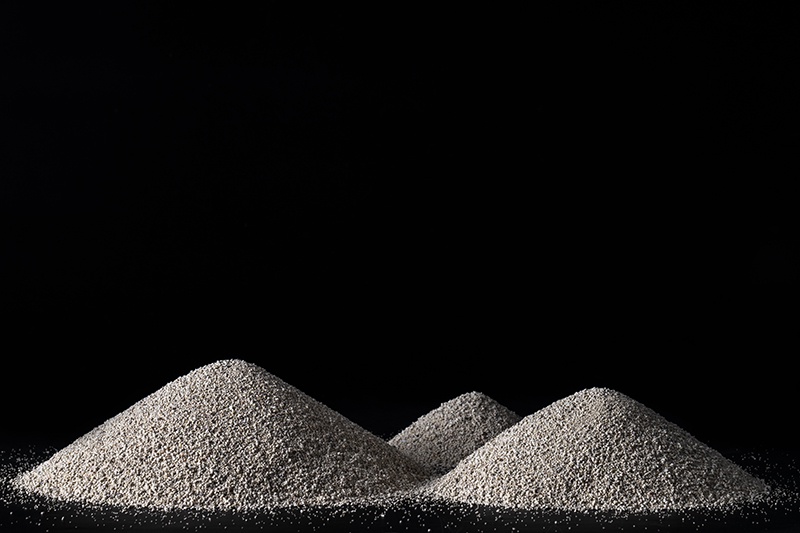 Crushed bentonite cat litter