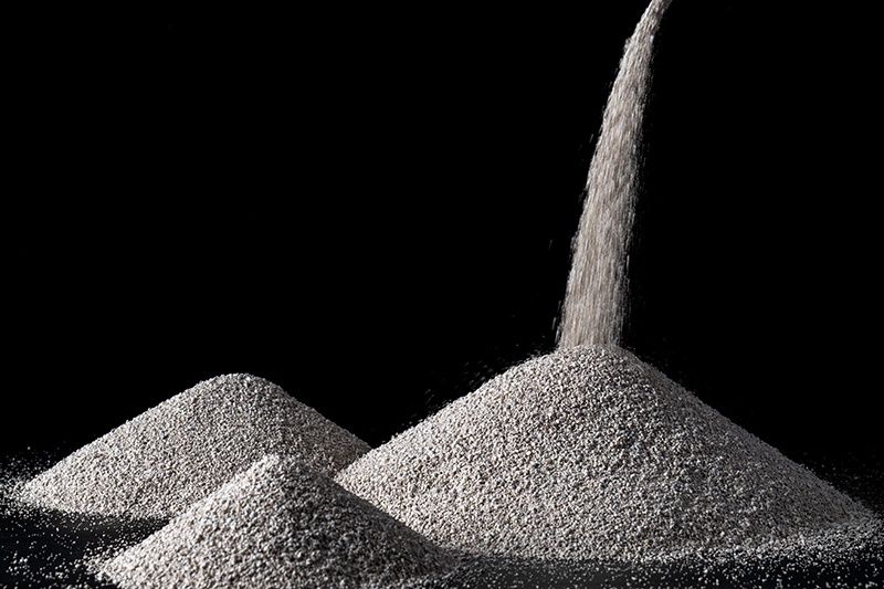 Granular bentonite cat litter