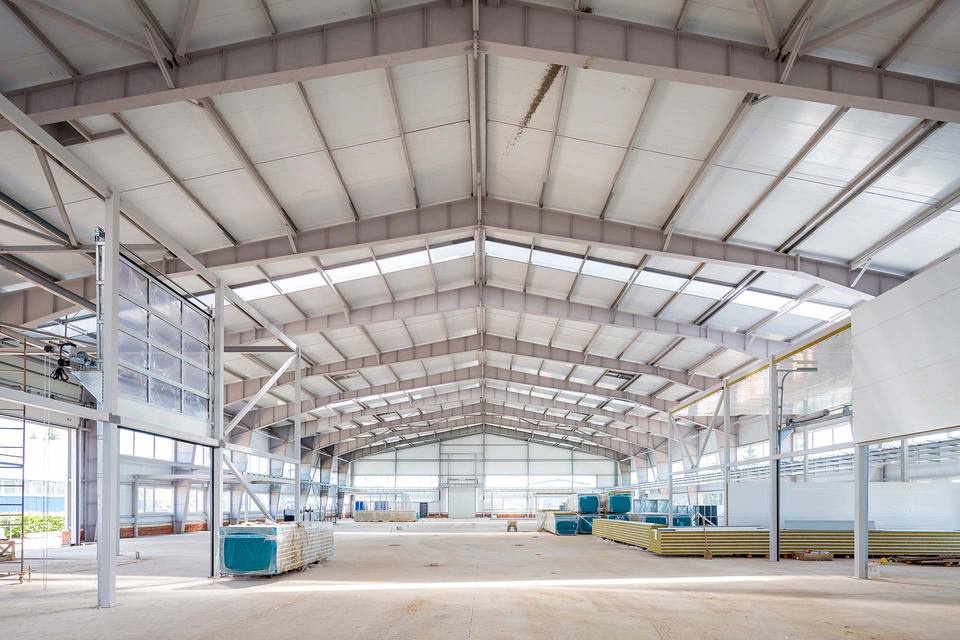 Large Span Heavy Steel Structure Warehouse with windows and Doors and Wall Panels Installed