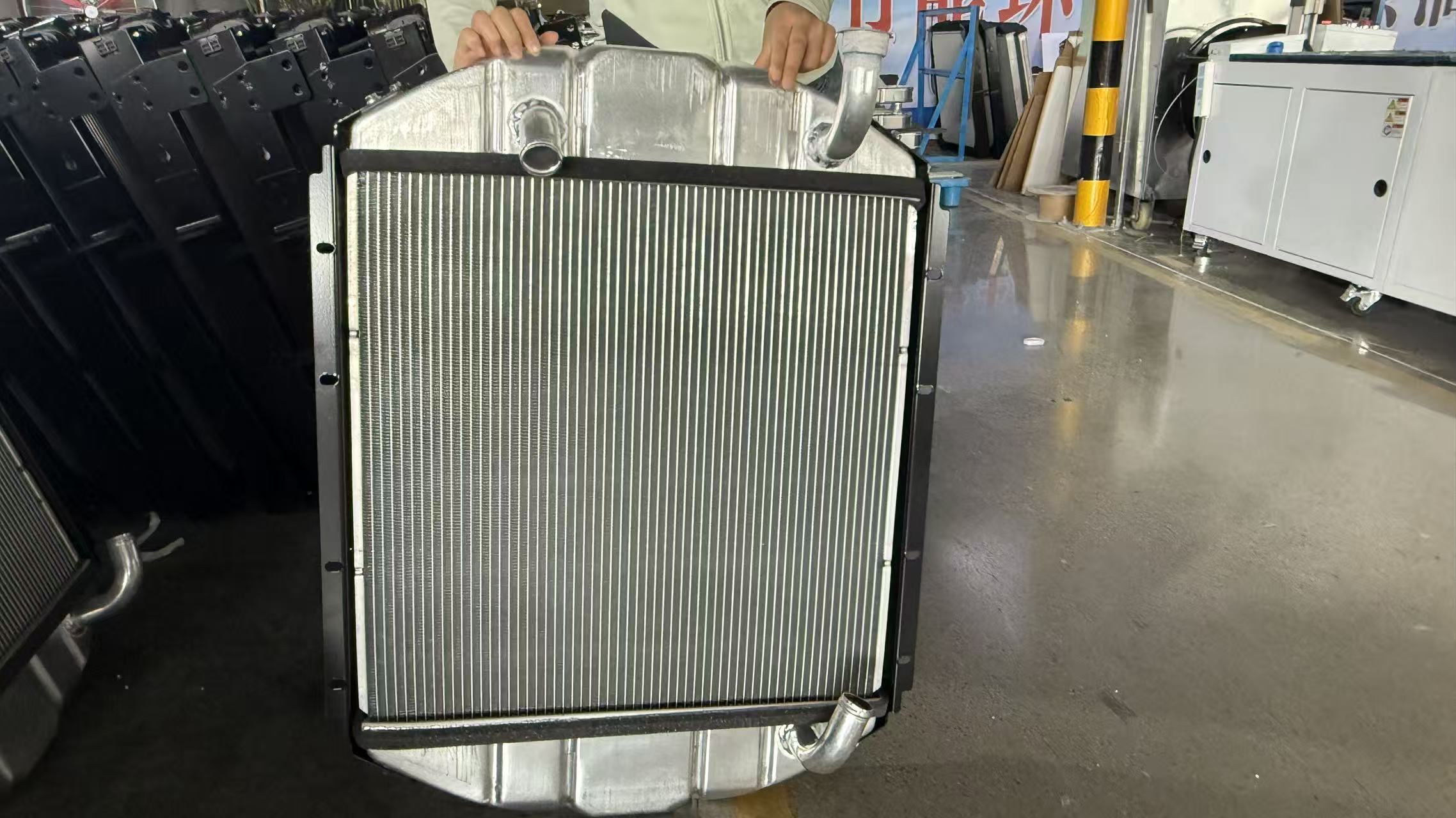 XD328 RADIATOR FOR MERCEDES-BENZ