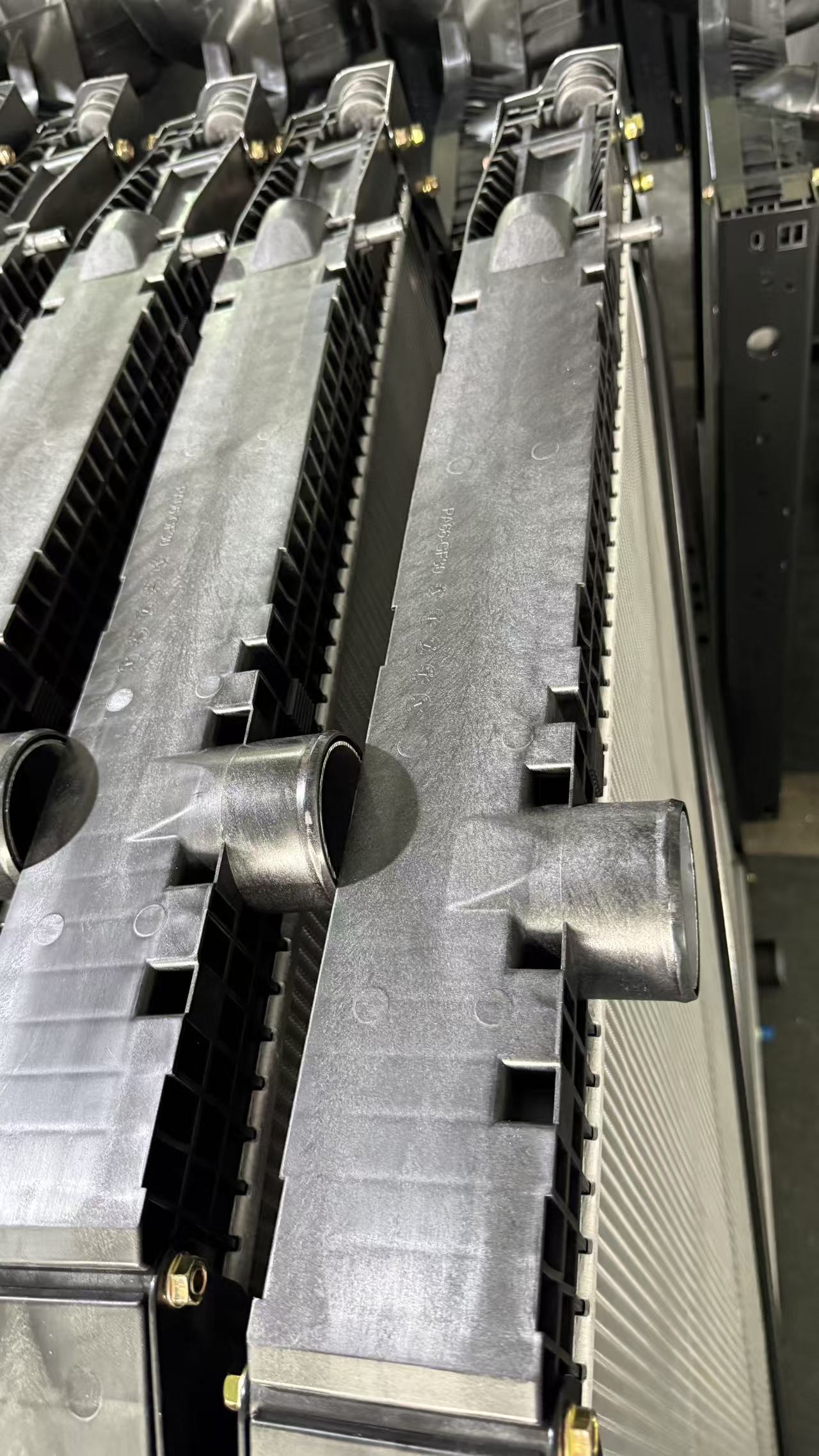 XD317 RADIATOR FOR MERCEDES-BENS