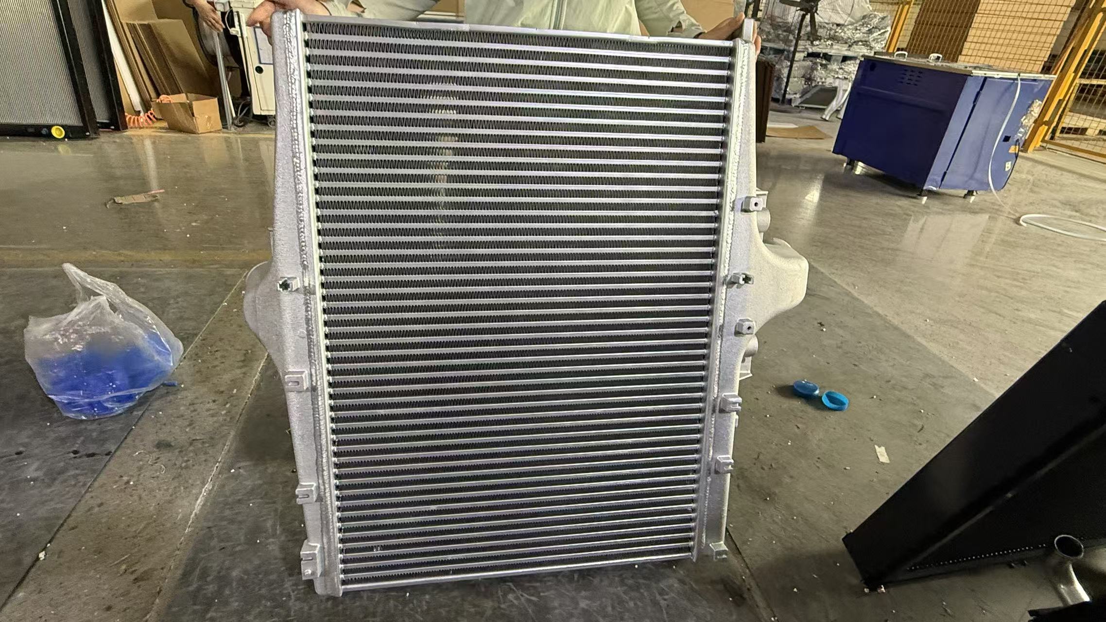 XD330 radiator  for  mercedes-benz