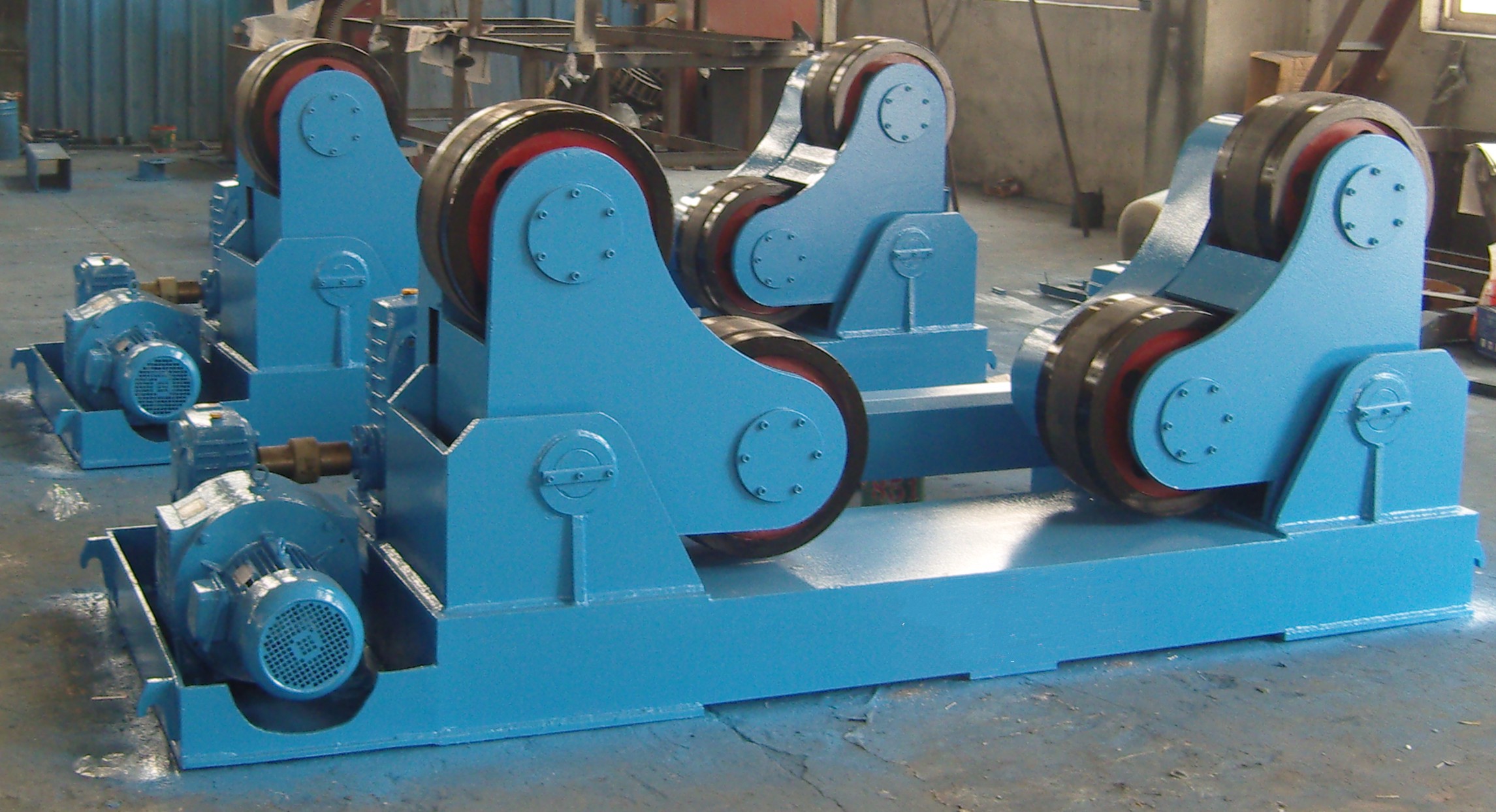 Self aligning welding rotator