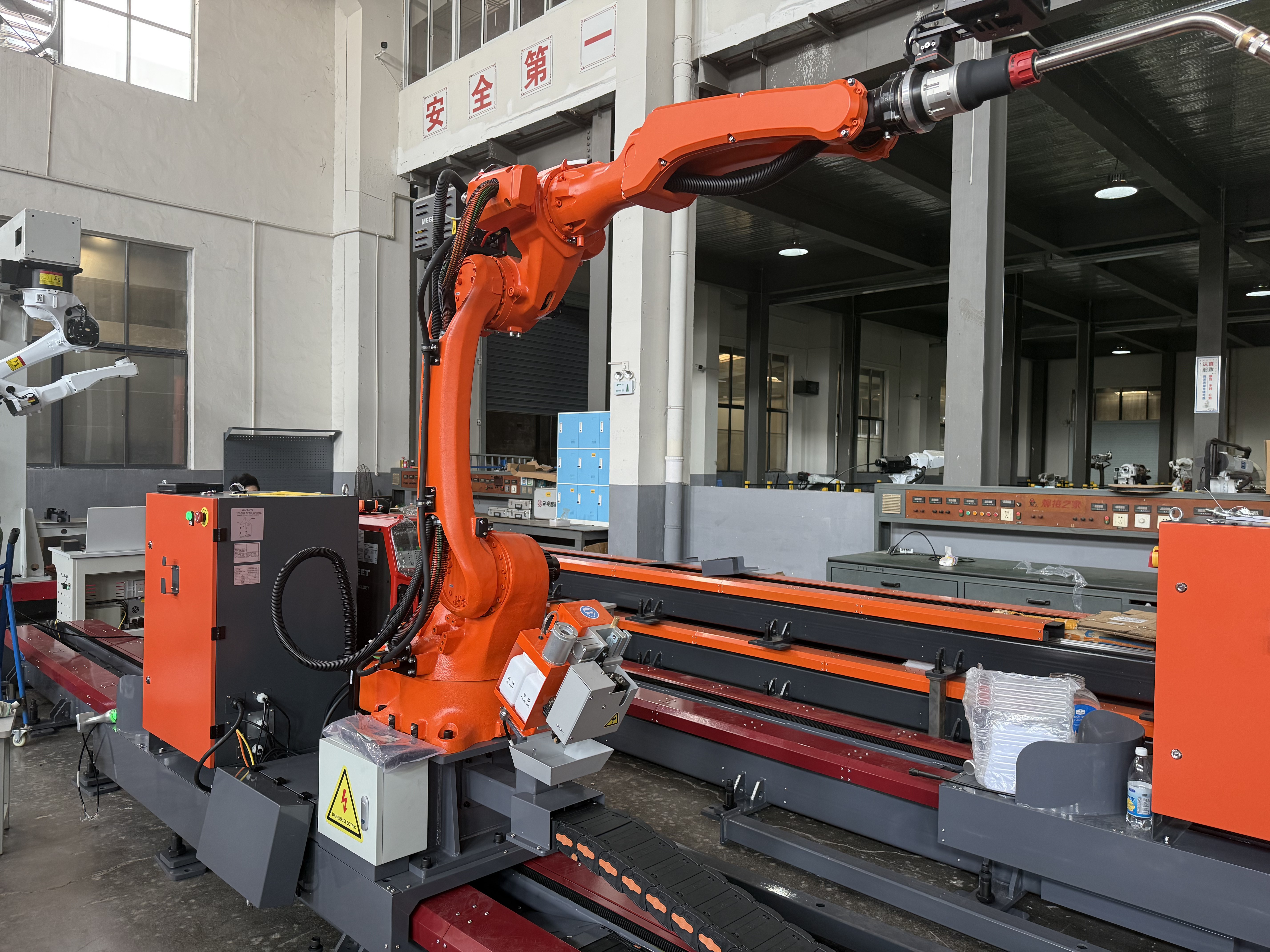 How does a Mig welding robot reduce spatter in repetitive joints?