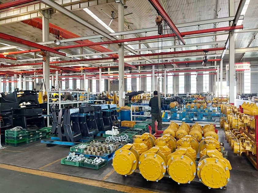 A customer in the Middle East purchased a 998 loader and also repurchased a 2.0-cubic-meter concrete mixer truck.