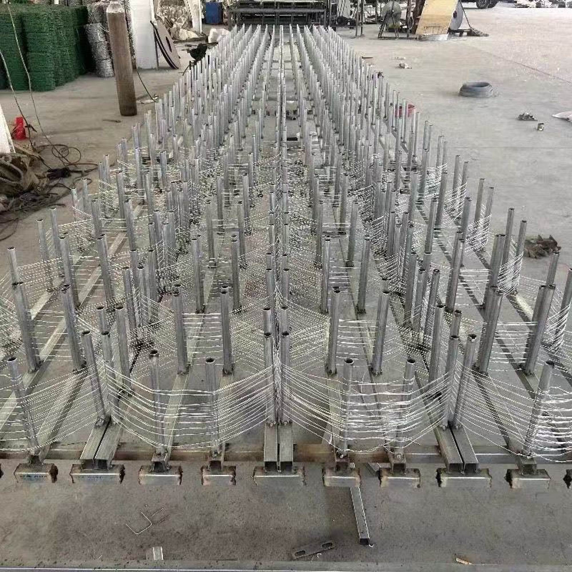 China Manufacturer Low Visibility Four-tier Mesh Entanglement Circular Security KN Tank Wire Mesh Barrier