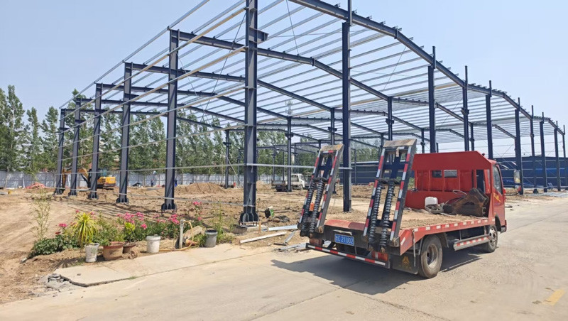 Construction of the laminate workshop is progressing smoothly; the main frame has been completed.