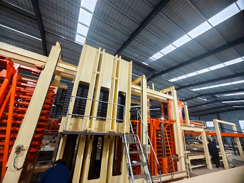 The first standard piece of equipment in the laminate workshop was successfully installed and put into trial production.