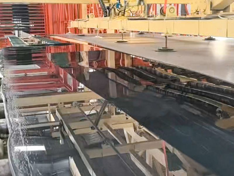 Core equipment in place! The 8-meter large-scale laminator has been successfully installed and put into trial production, marking a major milestone in the construction of the new workshop.