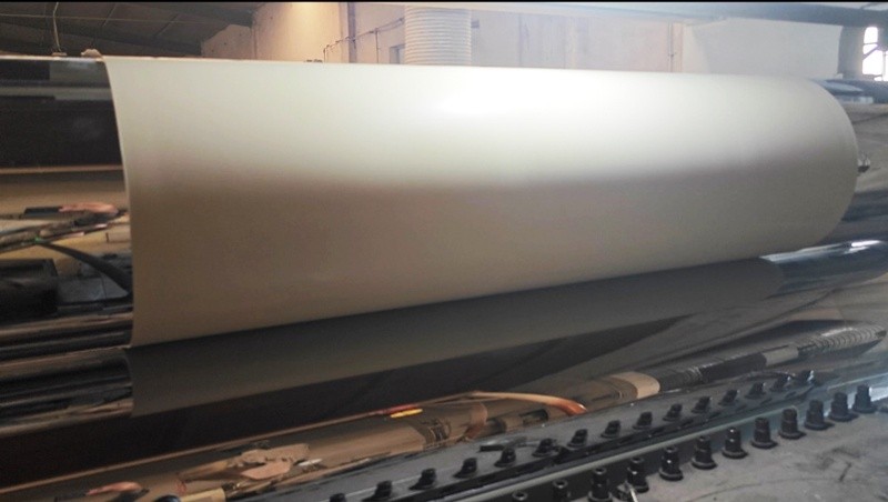 Following the commissioning of core equipment in the new laminate production workshop, the company has achieved another milestone in its innovation and R&D. Recently, the extrusion workshop made substantial progress in the development of CPVC rigid sheets, with the first batch of trial samples passing comprehensive testing. Key performance indicators have achieved the expected improvements, marking a solid step forward for the company in its serialized development of PVC substrate products.