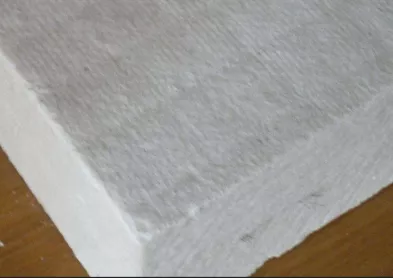 Tablero de cerámica para aislamiento de hornos