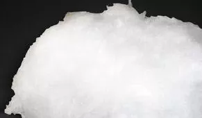 Fibra voluminosa bio-soluble para aislamiento térmico