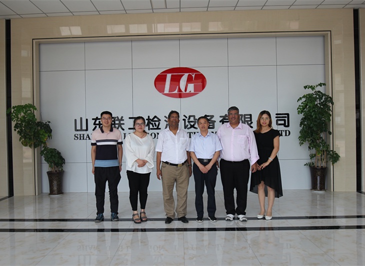 Customers Come To LianGong Factory