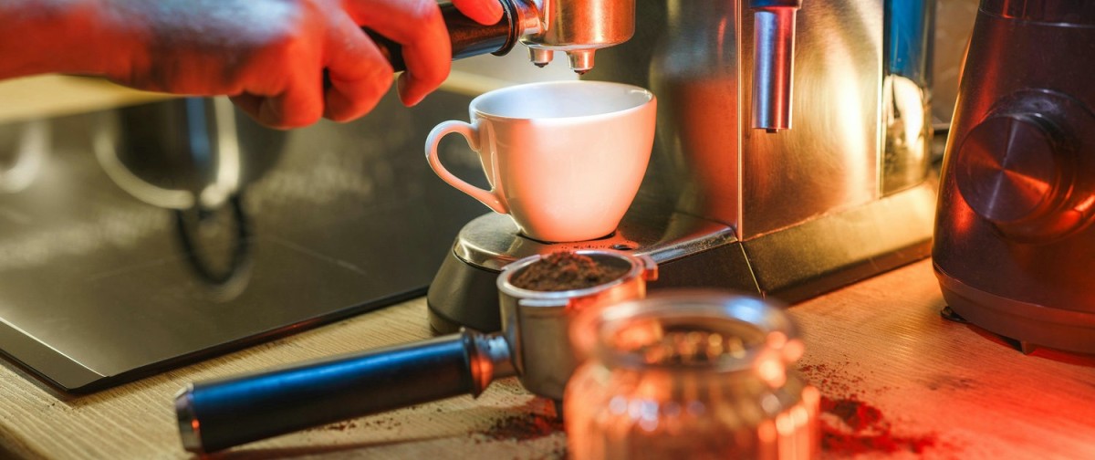 Coffee maker and coffee machine