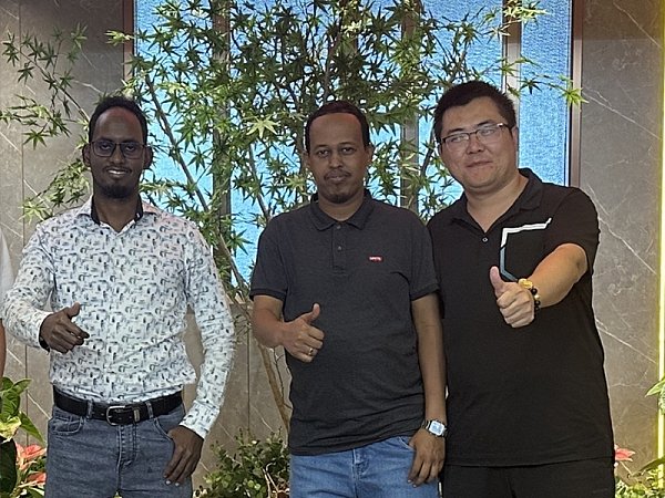 African customers visit the factory 1