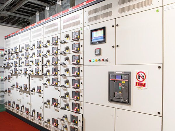 North American medium voltage circuit breakers