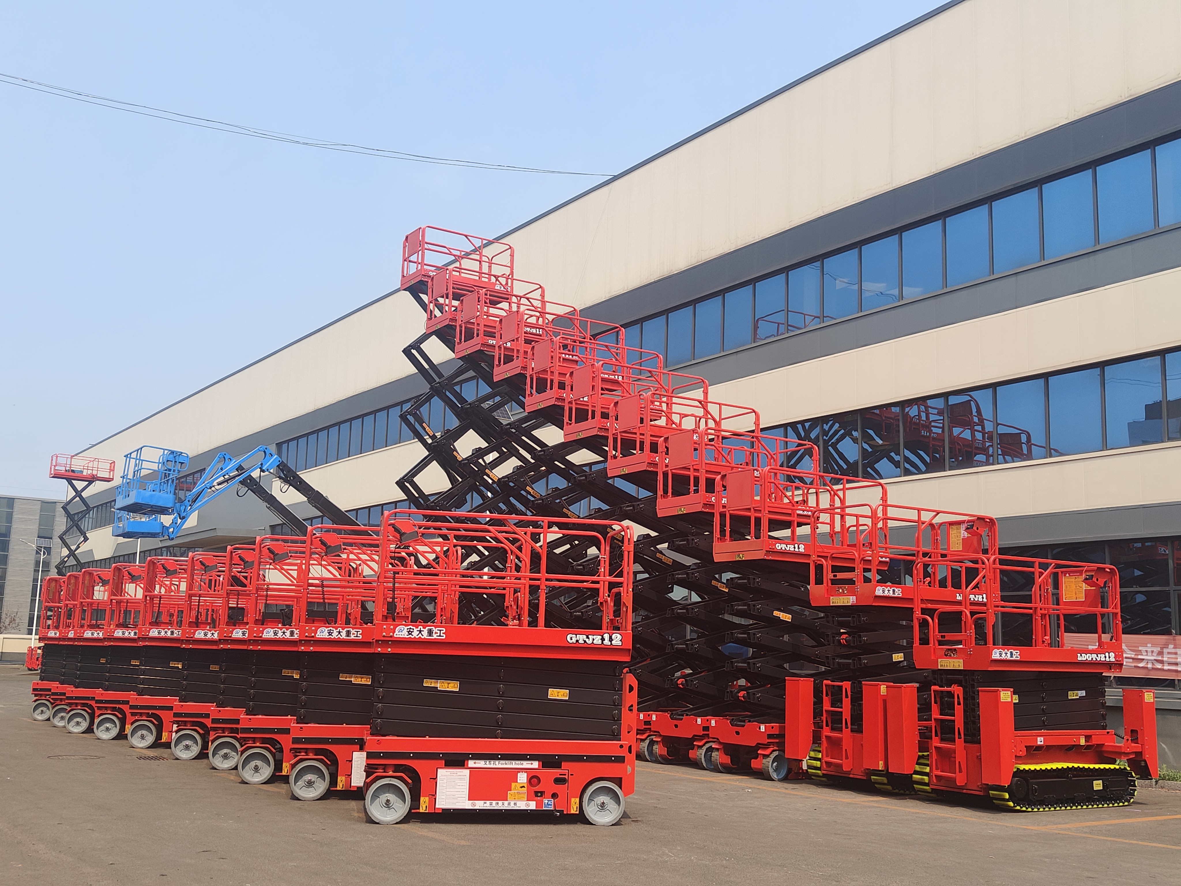 How do customers select high-quality self-propelled scissor lifts?