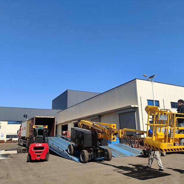 A 12-meter articulated boom lift has been successfully loaded into a container and is about to set sail for South Africa!