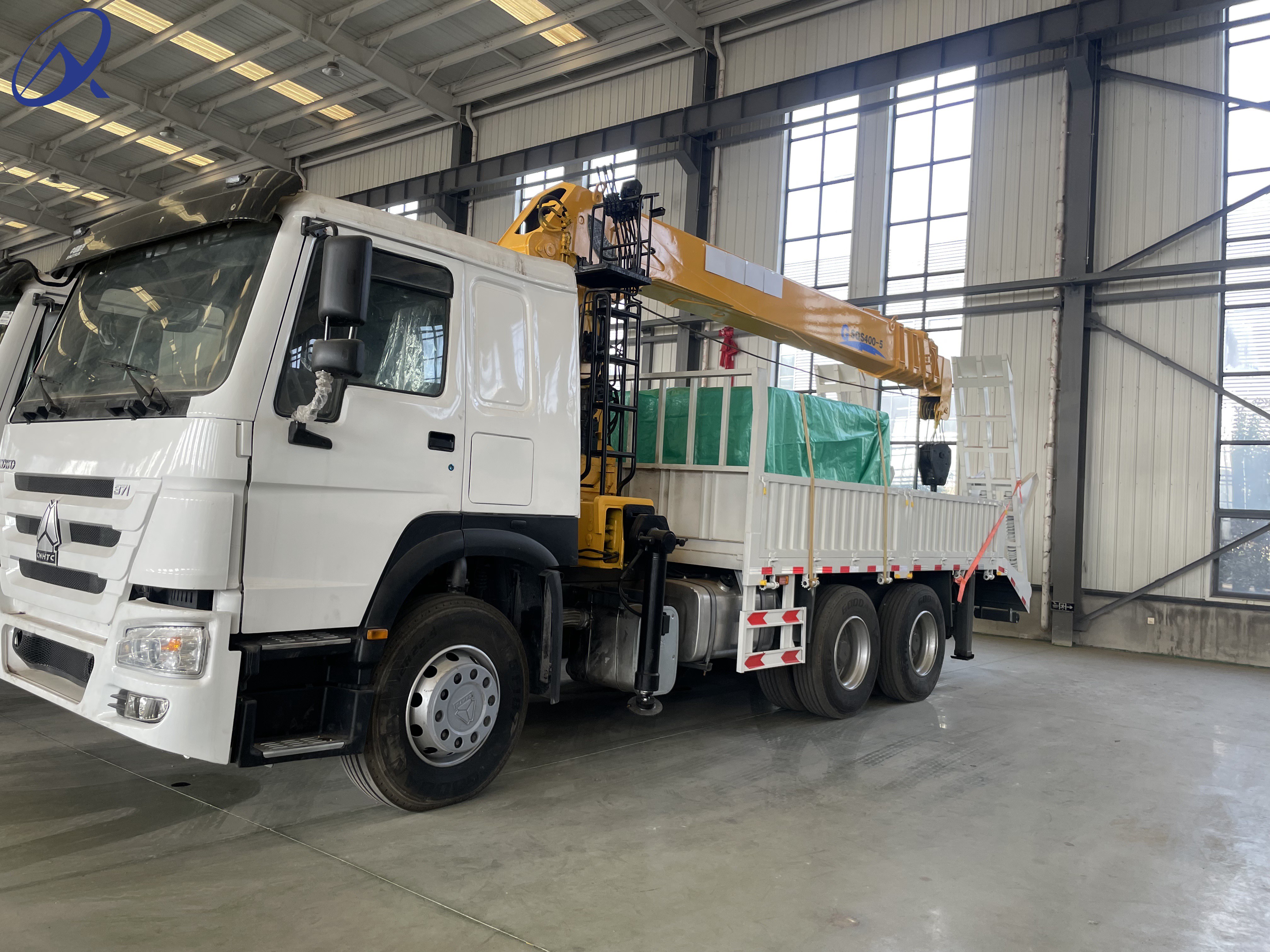HOWO Low Price 10ton 30ton 6*4 Straight Arm Crane Truck for Sale