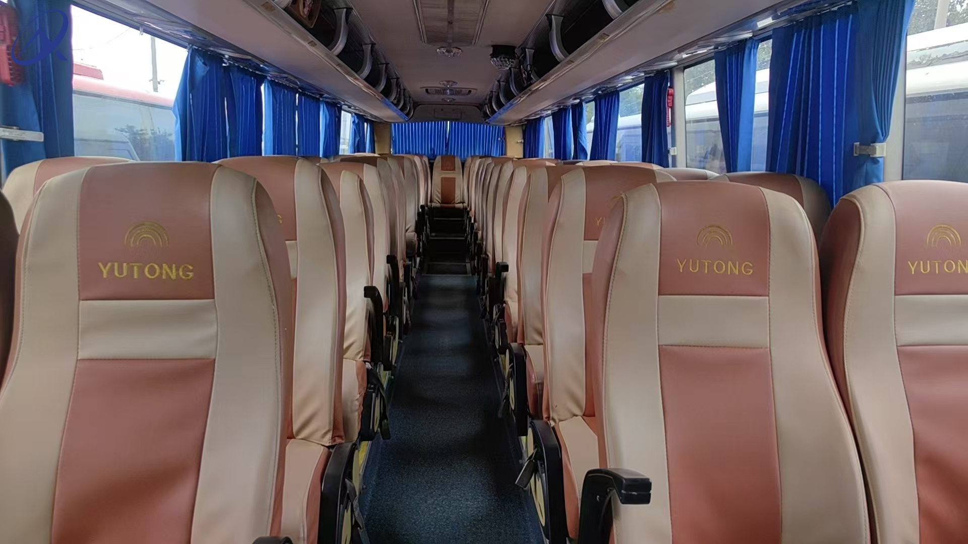 49 55 Seats Yutong 6127/6122 Diesel Coach Bus Compliant Used Model Ideal for Commute & Passenger Transport