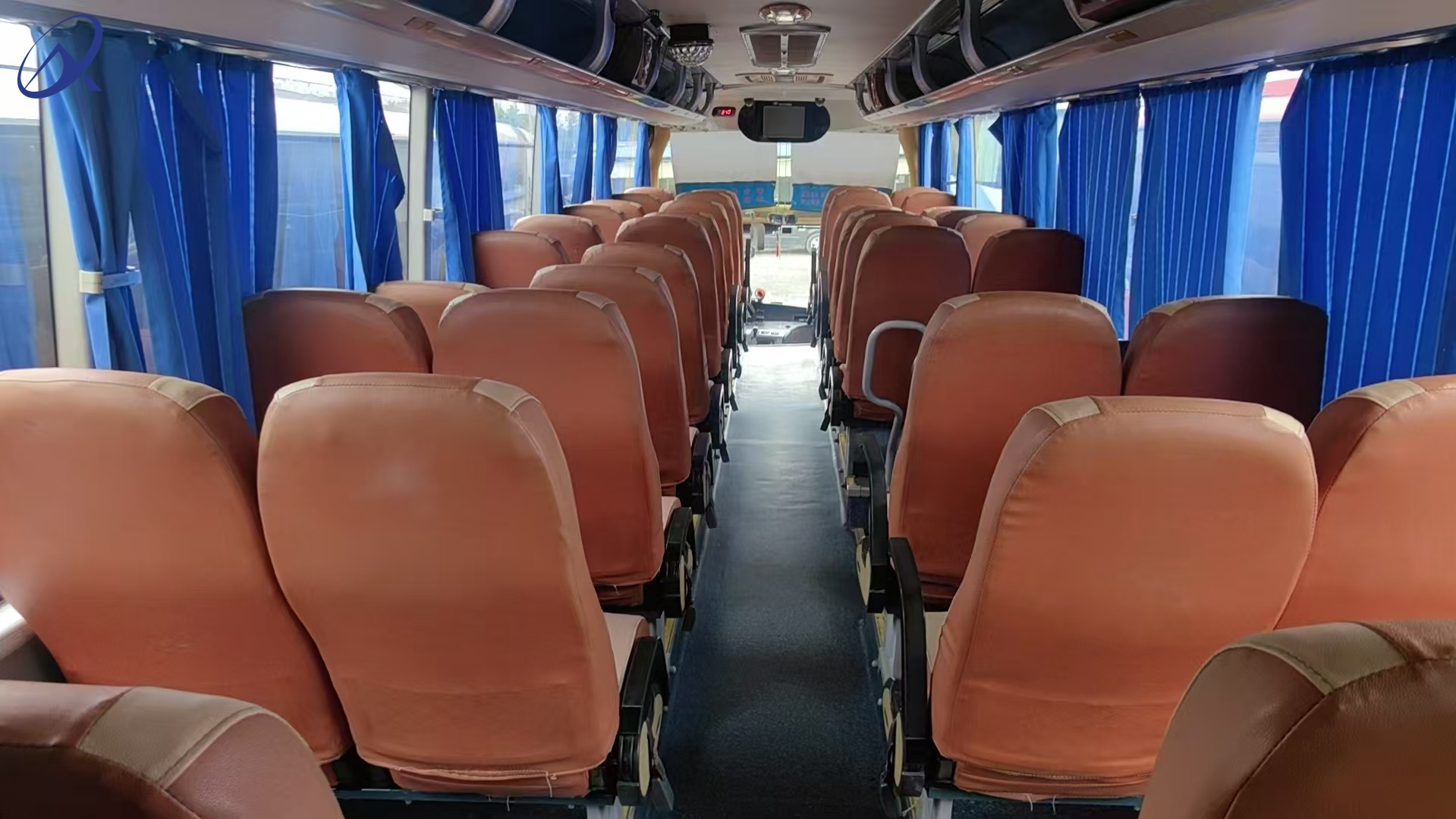 49 55 Seats Yutong 6127/6122 Diesel Coach Bus Compliant Used Model Ideal for Commute & Passenger Transport