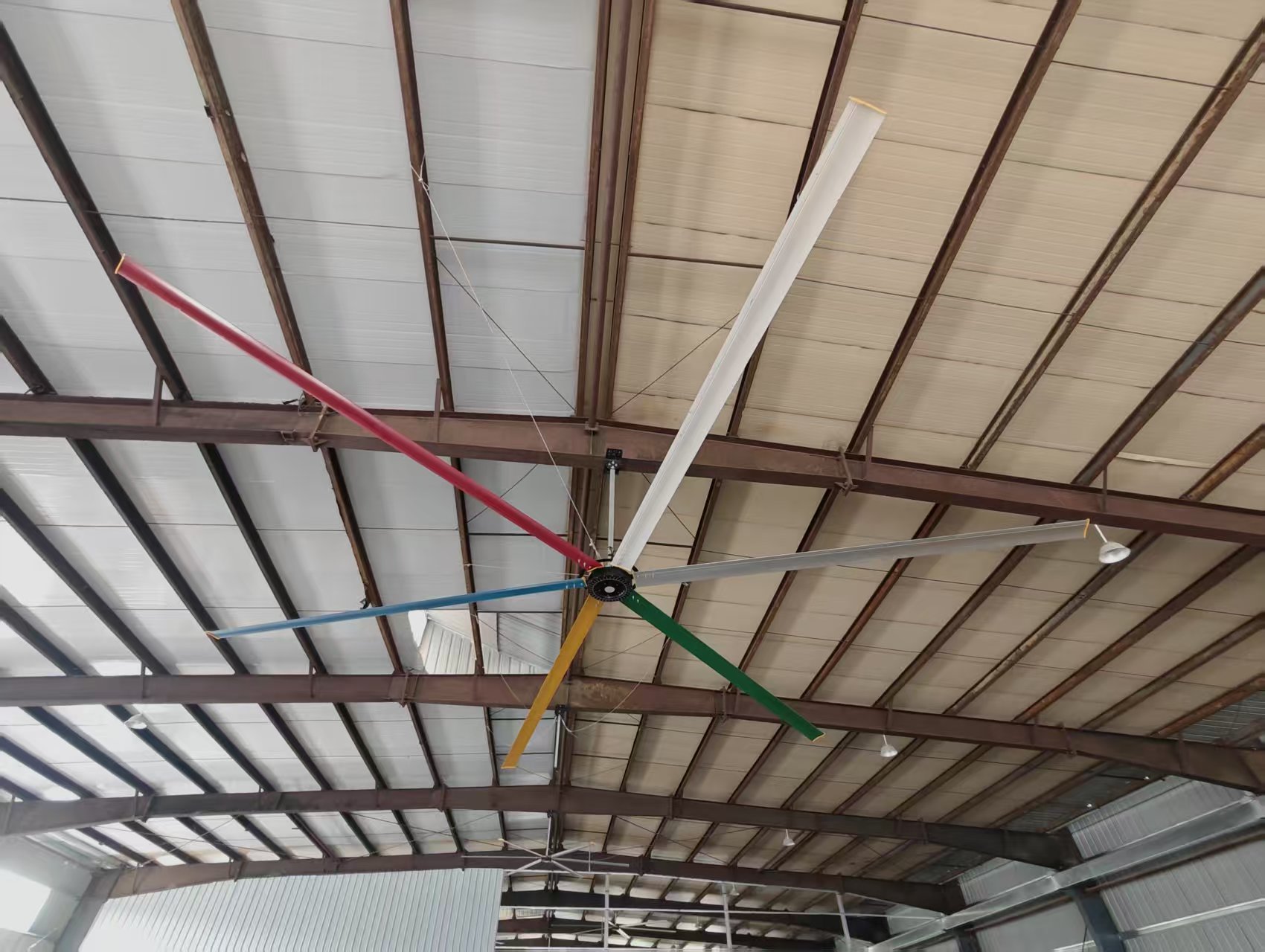 Why Do Large Industrial Fans Outperform Small Fans? The Science Behind HVLS Technology