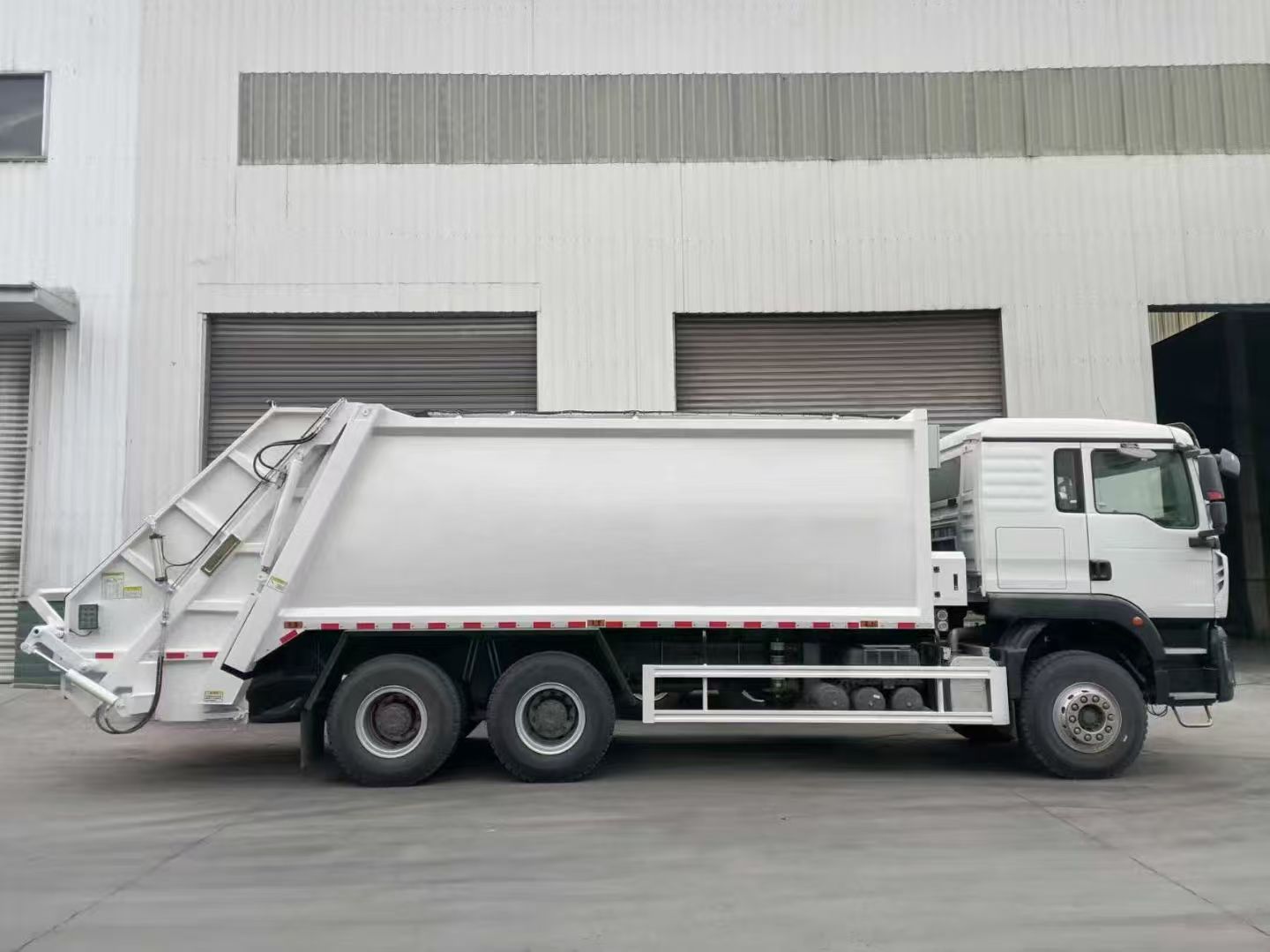 Camion-poubelle à compression HOWO TX