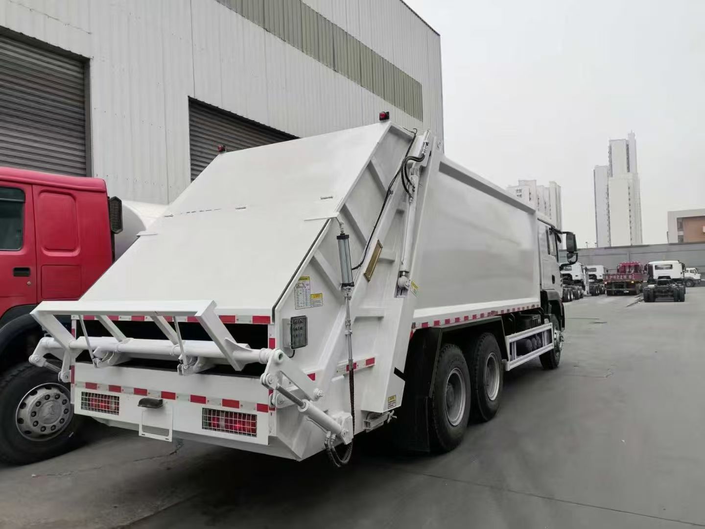 Camion-poubelle à compression HOWO TX