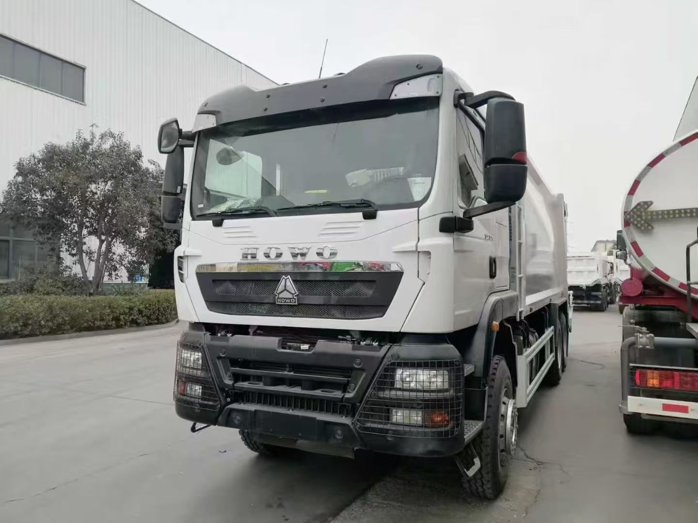 Camion-poubelle à compression HOWO TX