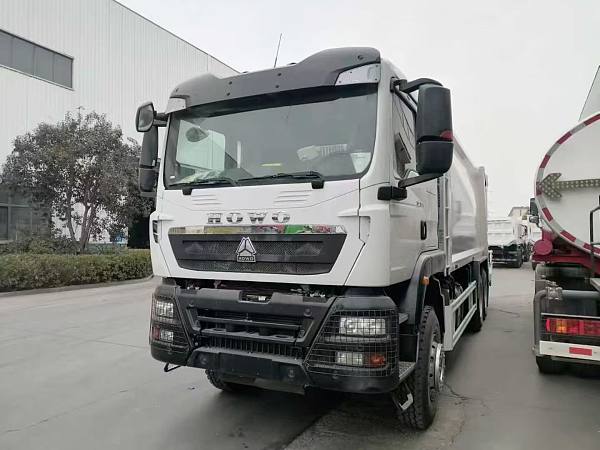 Camion-poubelle à compacteur HOWO TX (3)