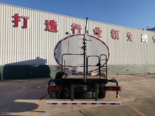 Camion-citerne HOWO TX 6×4 (2)
