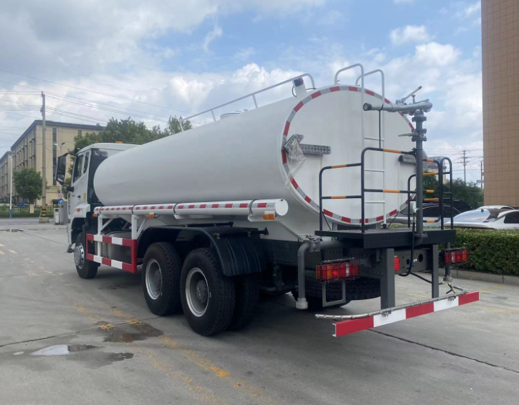 Camion d'arrosage HOWO NX 6×4