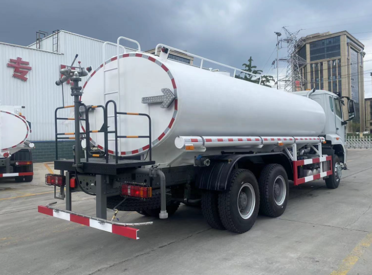 Camion d'arrosage HOWO NX 6×4