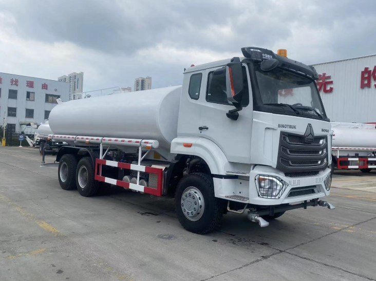 Camion d'arrosage HOWO NX 6×4