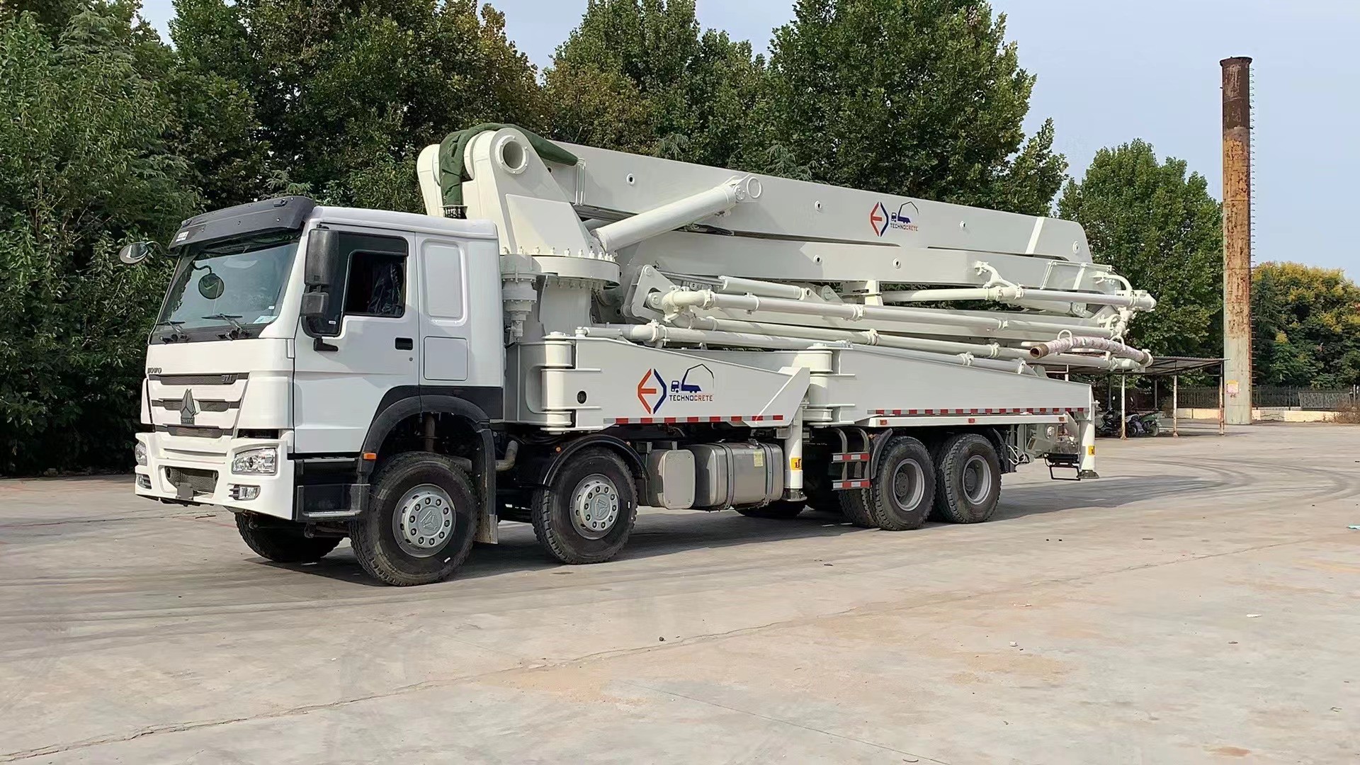 CAMION-POMPE À BÉTON