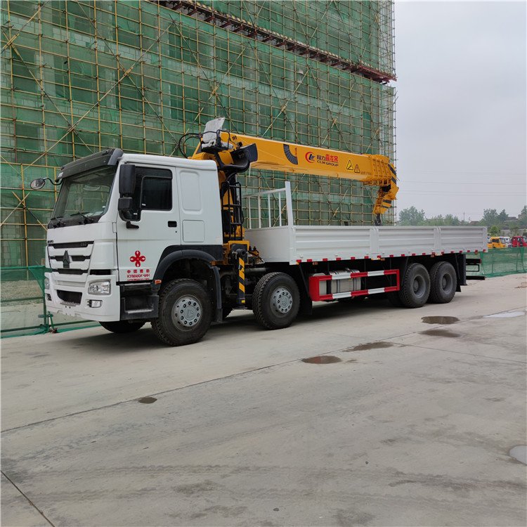 Camion-grue HOWO 7 à flèche droite