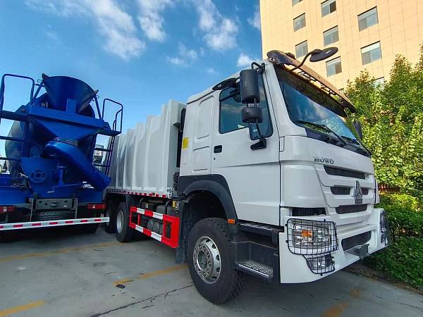 Camion compacteur à chargement arrière