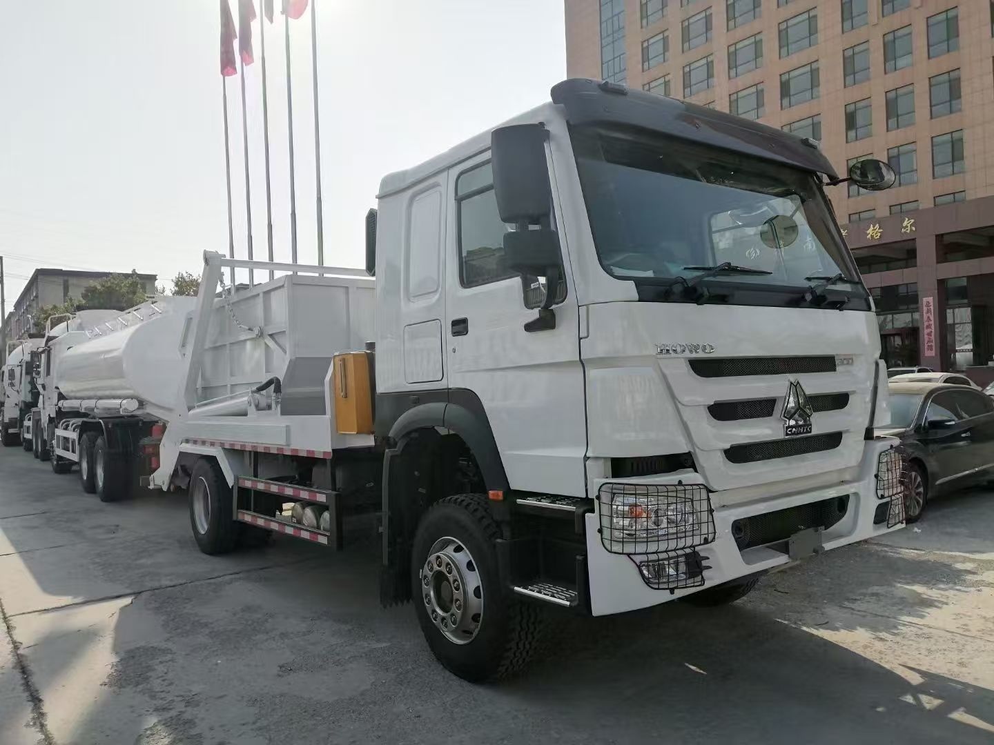 Camion-poubelle HOWO 7 à bras pivotant