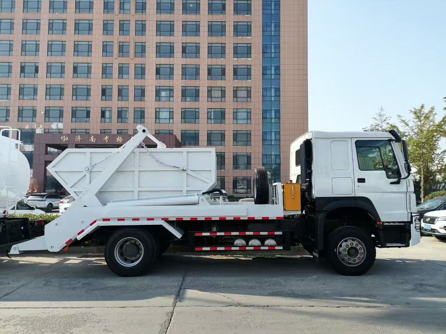 Camion-poubelle HOWO 7 à bras pivotant