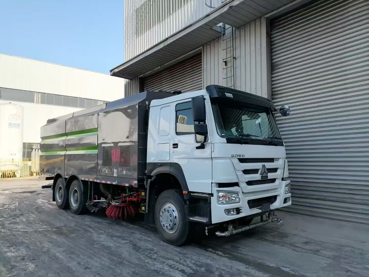 Camion balayeur HOWO 7